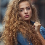 kıvırcık saçlı kadınlar ve saç modelleri 2019