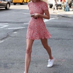 mini yazlık elbise ile spor ayakkabı kombini 2019