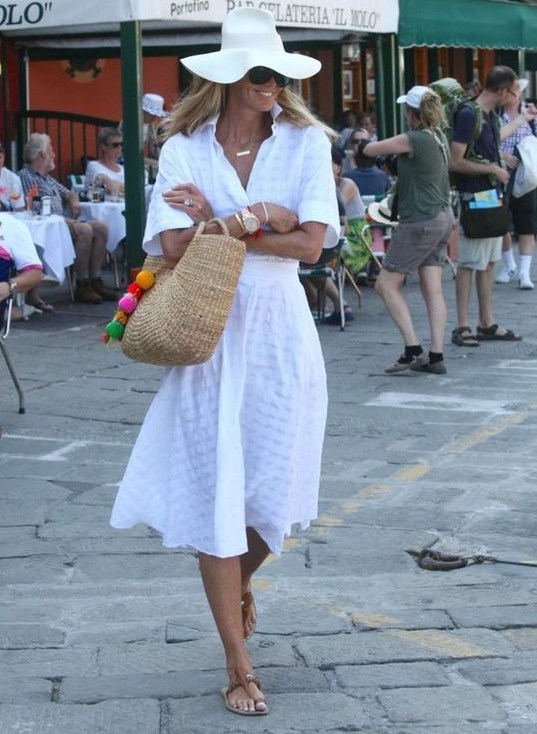 düz sandaletler ile yazlık beyaz elbise kombinleri